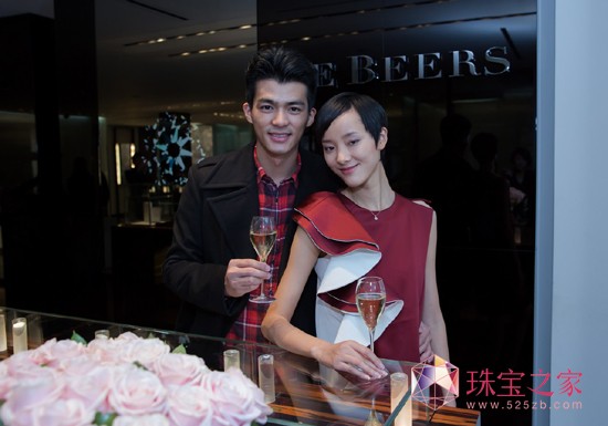 超模裴蓓夫婦倫敦演繹濃情時刻 戴比爾斯鉆石珠寶見證浪漫情人節