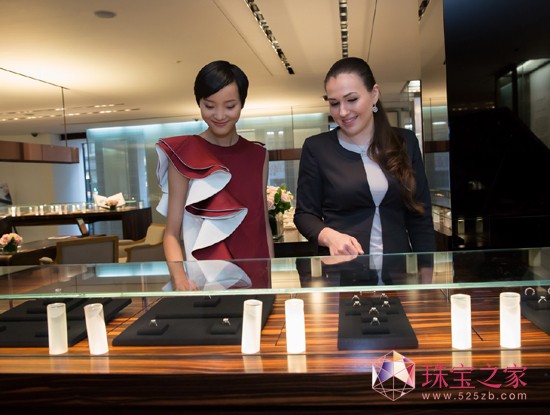 超模裴蓓在DE BEERS倫敦Old Bond Street旗艦店內欣賞珠寶