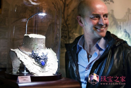 參觀者欣賞歡樂春節 中國風格2014TTF馬年生肖珠寶設計展--展品《天堂的馬