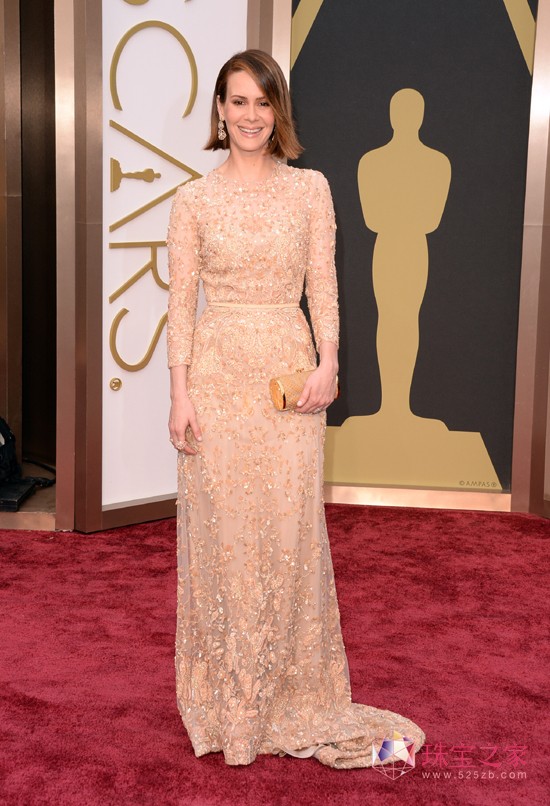 Sarah Paulson（莎拉•保羅森）以一襲裸色長裙搭配Piaget 伯爵Rose系列珠寶