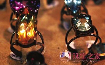 在里約的珠寶店里，這樣的寶石戒指價格不菲