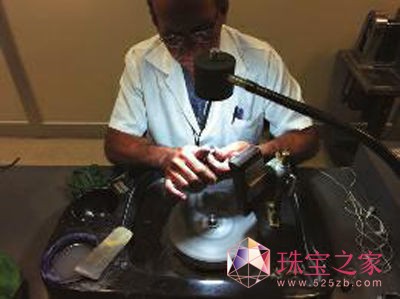 日前，記者來到里約一家寶石加工廠，看到寶石工匠正在精心打磨一枚寶石