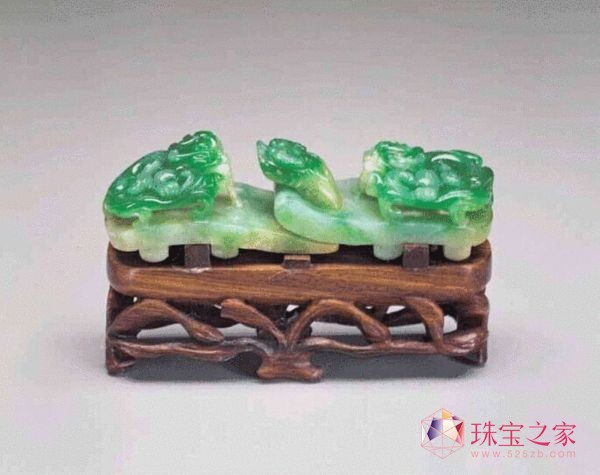翠玉螭紋帶鉤（清）。