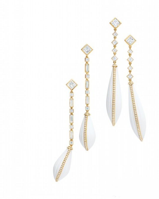Tiffany & Co.蒂芙尼18K金鑲嵌鉆石與手工雕琢白色瑪瑙耳墜