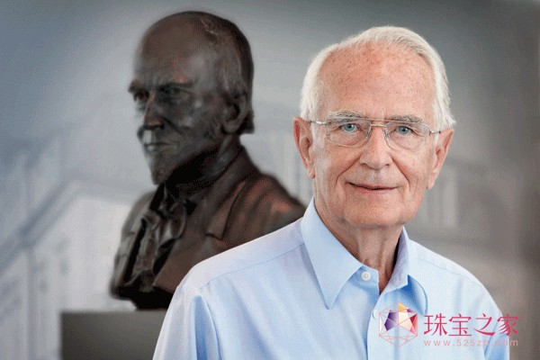 90歲的瓦爾特‧朗格在曾祖父費爾迪南多‧阿道夫‧朗格的半身像前