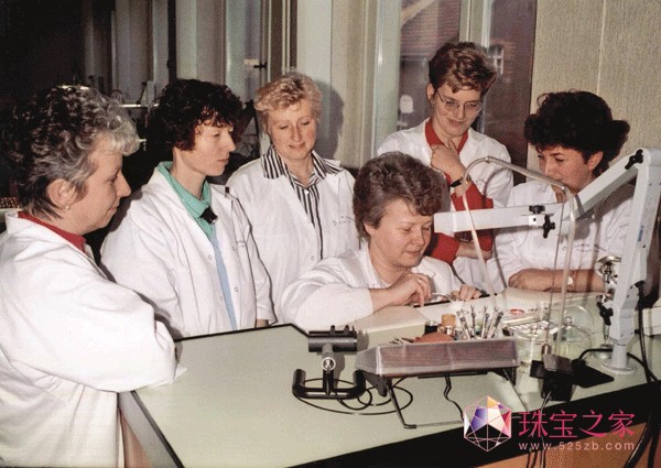 在柏林墻倒下前，人們對(duì)時(shí)間的記憶陰霾密布。首座朗格大樓在翻新前也是一片蕭條。這里正是1991年時(shí)，首批女制表師制作腕表的地方