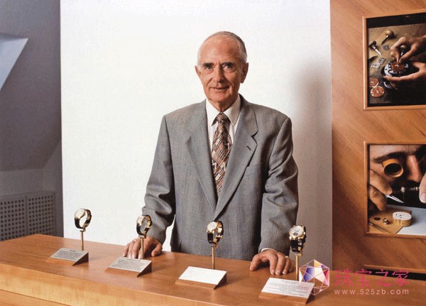 瓦爾特·朗格于1994年10月24日與當(dāng)代朗格首批四款腕表作品合影。