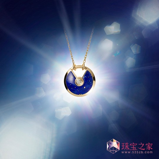 Amulette de Cartier系列選用獨一無二的天然寶石，寄托美好祝愿。蛋白石、青金石和孔雀石，還有紅玉髓、綠玉髓、珍珠母貝或縞瑪瑙，繽紛豐富的寶石在珠寶臻品上施展動人魔力。在耀目黃金的包覆下，它們完美寄托佩戴者的炙熱情感。