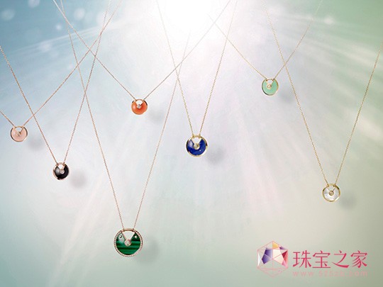 Amulette de Cartier系列選用獨一無二的天然寶石，寄托美好祝愿。蛋白石、青金石和孔雀石，還有紅玉髓、綠玉髓、珍珠母貝或縞瑪瑙，繽紛豐富的寶石在珠寶臻品上施展動人魔力。在耀目黃金的包覆下，它們完美寄托佩戴者的炙熱情感。