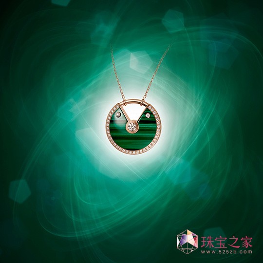 Amulette de Cartier系列選用獨一無二的天然寶石，寄托美好祝愿。蛋白石、青金石和孔雀石，還有紅玉髓、綠玉髓、珍珠母貝或縞瑪瑙，繽紛豐富的寶石在珠寶臻品上施展動人魔力。在耀目黃金的包覆下，它們完美寄托佩戴者的炙熱情感。