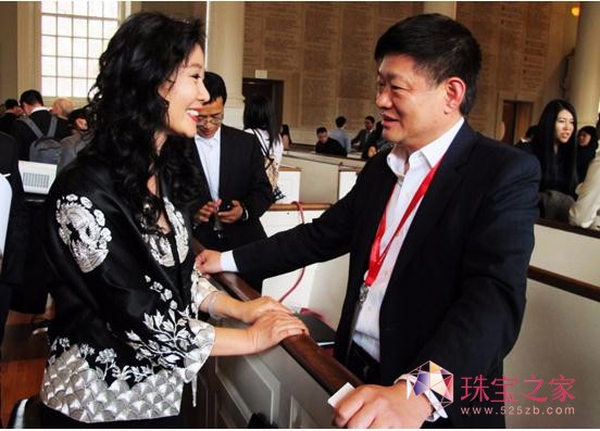 丁戟女士與閉幕式嘉賓凱思博投資董事長鄭方先生親切交談