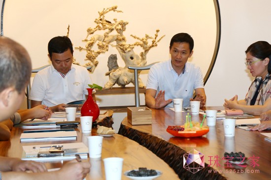 金麗國際珍珠交易中心總經理陳志峰，深圳市珠寶首飾設計師協會會長杜半，深圳市珍珠行業協會常務副會長、龍之珍珠董事長蔡文江，豐沛珠寶總經理張帆、真悅珠寶總經理韓秀英