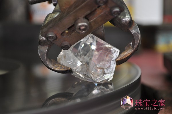工匠們對重達(dá)507.55克拉的鉆胚進(jìn)行精密分析、切割與打磨</