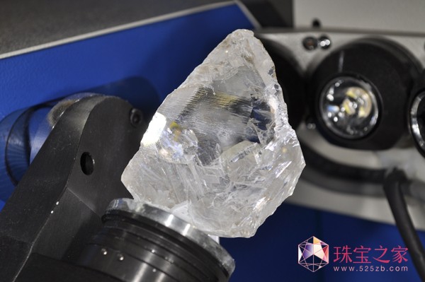 工匠們對重達(dá)507.55克拉的鉆胚進(jìn)行精密分析、切割與打磨</