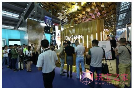 眾多專業買家感受德誠珠寶深圳珠寶展展廳的創想世界