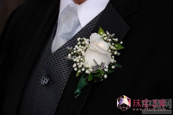 男士胸花應該怎么戴？