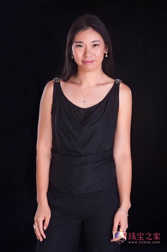 她是王增-Anna Wang，精致深邃、動人心魂又充滿古典韻味的設計師