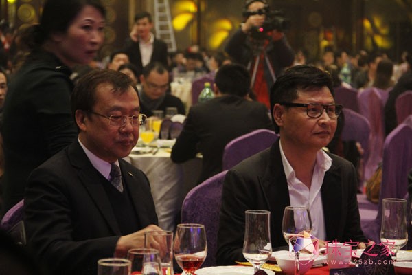 六福珠寶謝滿全與劉發枝董事長合影