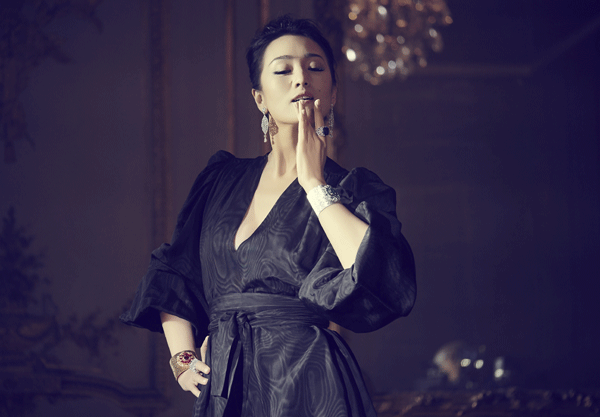 Piaget˷\AIӳSecrets & Lights߼錚ϵжƬ