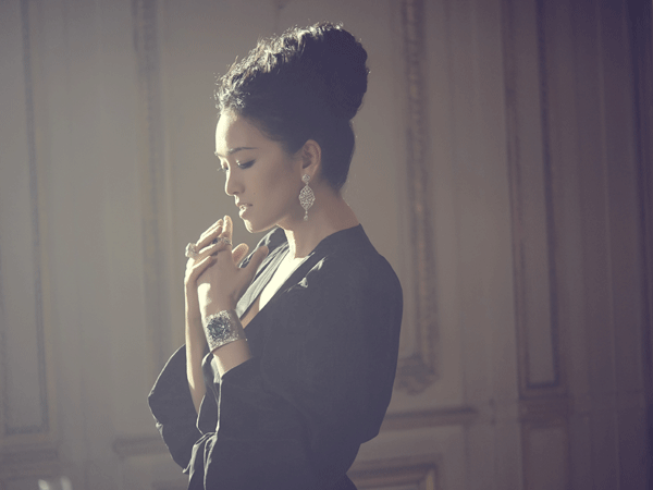 Piaget˷\AIӳSecrets & Lights߼錚ϵжƬ