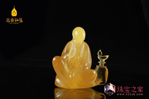 多數(shù)琥珀呈透明或半透明狀，受這種材質(zhì)影響，使得琥珀雕刻一直不夠立體，其中以金珀最為突出。