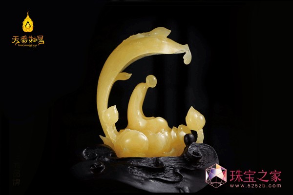 多數(shù)琥珀呈透明或半透明狀，受這種材質(zhì)影響，使得琥珀雕刻一直不夠立體，其中以金珀最為突出。