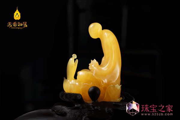 多數(shù)琥珀呈透明或半透明狀，受這種材質(zhì)影響，使得琥珀雕刻一直不夠立體，其中以金珀最為突出。
