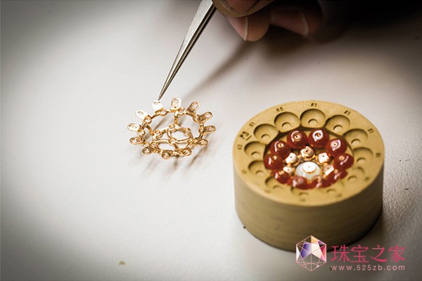 梵克雅寶全新珠寶系列Bouton d'or