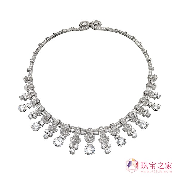 舒淇攜作品《我最好朋友的婚禮》現身紅毯，一身白色裝扮的她，佩戴寶格麗古董典藏系列鉑金鉆石項鏈