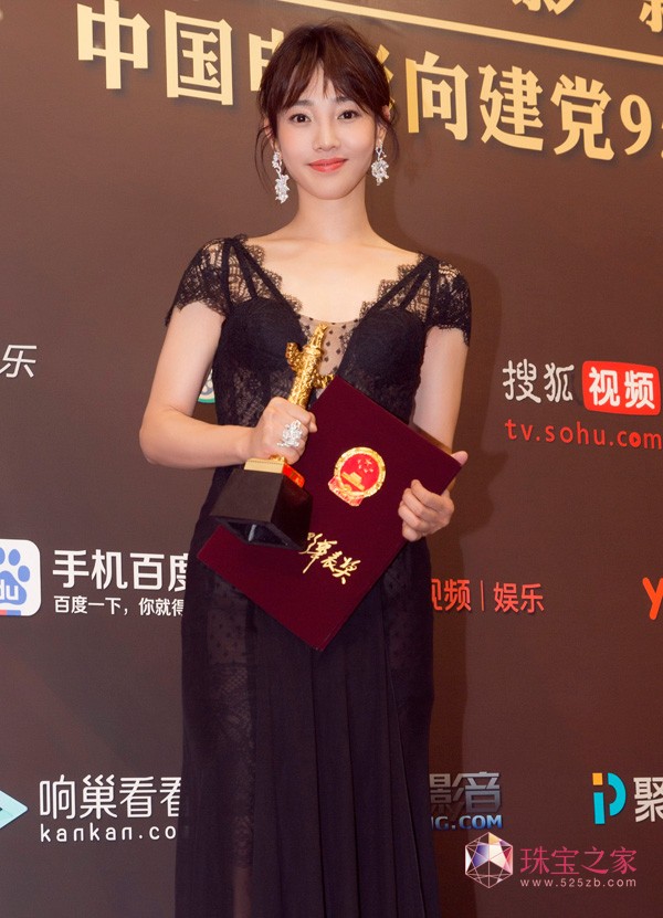 白百何配戴CINDY CHAO藝術(shù)珠寶閃耀華表獎(jiǎng)