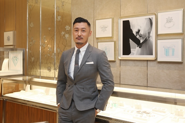 蒂芙尼于北京SKP浪漫揭幕蒂芙尼經典鉆戒“傳奇璀璨130年”主題展，展現經典鉆戒跨越世紀的卓然璀璨，將曠世之作的浪漫情懷賦予世人。蒂芙尼公司中國區副總裁兼董事總經理歐陽昭華女士、北京SKP常務副總經理盧雪梅女士、著名影星周冬雨及余文樂蒞臨開幕現場