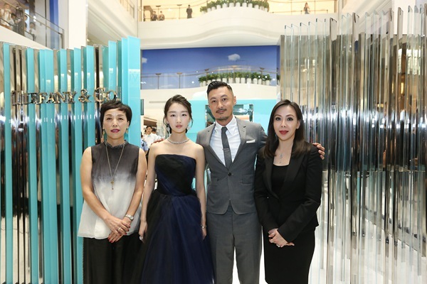 蒂芙尼于北京SKP浪漫揭幕蒂芙尼經典鉆戒“傳奇璀璨130年”主題展，展現經典鉆戒跨越世紀的卓然璀璨，將曠世之作的浪漫情懷賦予世人。蒂芙尼公司中國區副總裁兼董事總經理歐陽昭華女士、北京SKP常務副總經理盧雪梅女士、著名影星周冬雨及余文樂蒞臨開幕現場