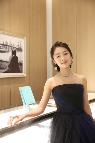 蒂芙尼于北京SKP浪漫揭幕蒂芙尼經典鉆戒“傳奇璀璨130年”主題展，展現經典鉆戒跨越世紀的卓然璀璨，將曠世之作的浪漫情懷賦予世人。蒂芙尼公司中國區副總裁兼董事總經理歐陽昭華女士、北京SKP常務副總經理盧雪梅女士、著名影星周冬雨及余文樂蒞臨開幕現場