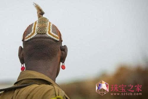 廢棄的瓶蓋，卻被非洲人做成珠寶