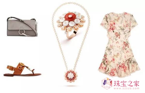 Van Cleef & Arpels 梵克雅寶 Bouton d'or系列吊墜項鏈，RMB 235,000.00。Van Cleef & Arpels 梵克雅寶 Bouton d'or系列戒指，RMB 145,000.00。ZIMMERMANN Mercer 綁帶式花卉印花棉麻混紡迷你連衣裙，$1,085。CHLOé Faye 皮革絨面革迷你單肩包，$808。CHLOé 帶綴飾皮革露跟涼鞋，$1,070。