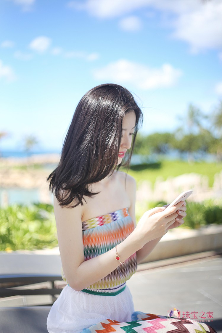 章澤天佩戴Chopard蕭邦Happy Hearts系列手鐲優(yōu)雅演繹浪漫假日風(fēng)情