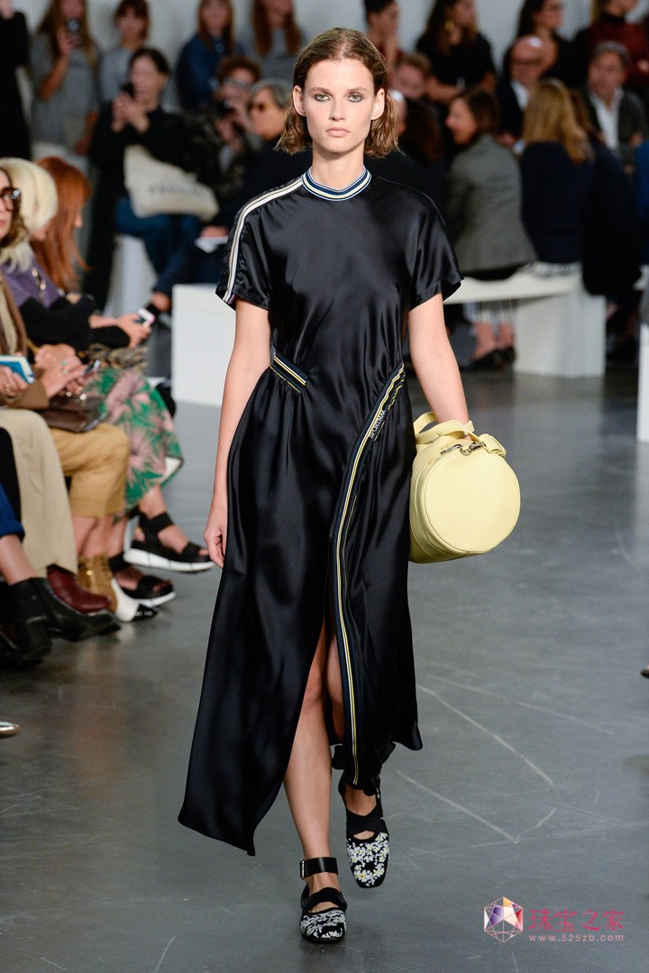 別具青春感，Sportmax 2018春夏系列時裝秀
