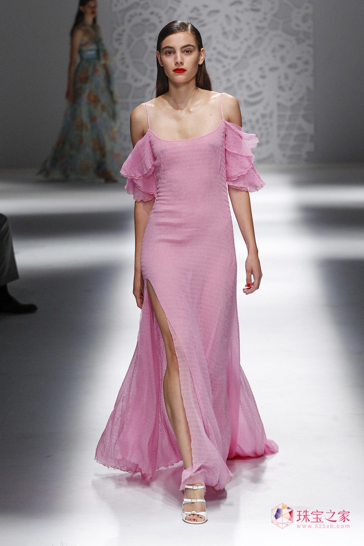 嫵媚性感，Blumarine 2018春夏系列時裝秀