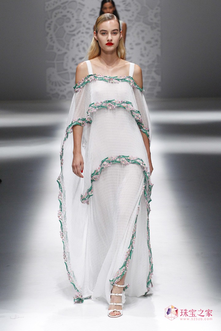 嫵媚性感，Blumarine 2018春夏系列時裝秀