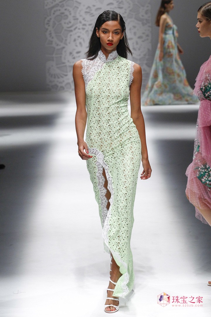 嫵媚性感，Blumarine 2018春夏系列時裝秀