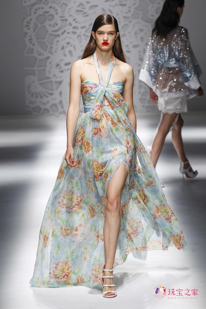 嫵媚性感，Blumarine 2018春夏系列時裝秀