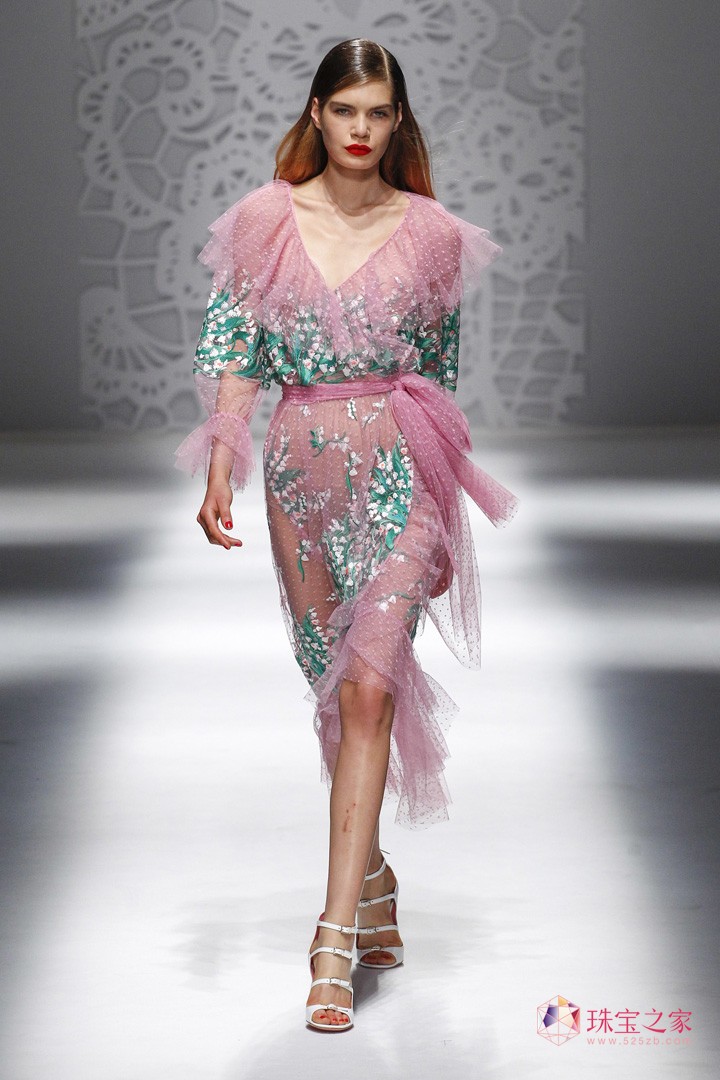 嫵媚性感，Blumarine 2018春夏系列時裝秀