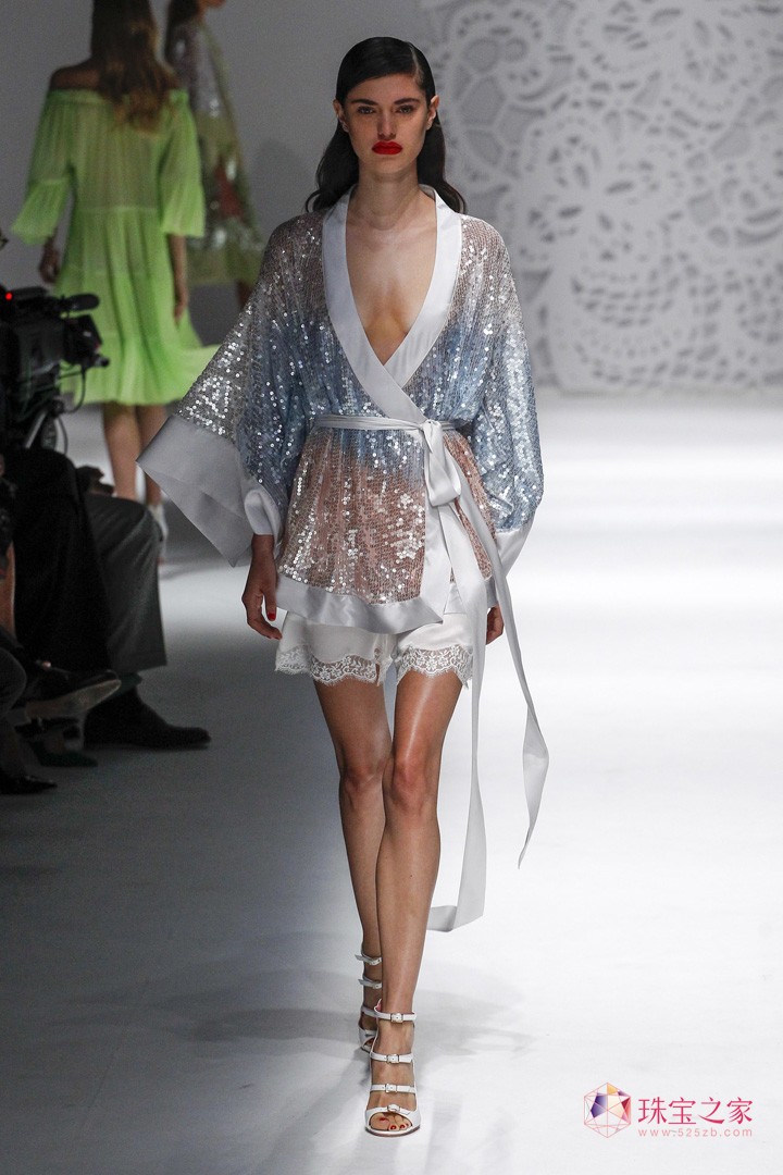 嫵媚性感，Blumarine 2018春夏系列時裝秀