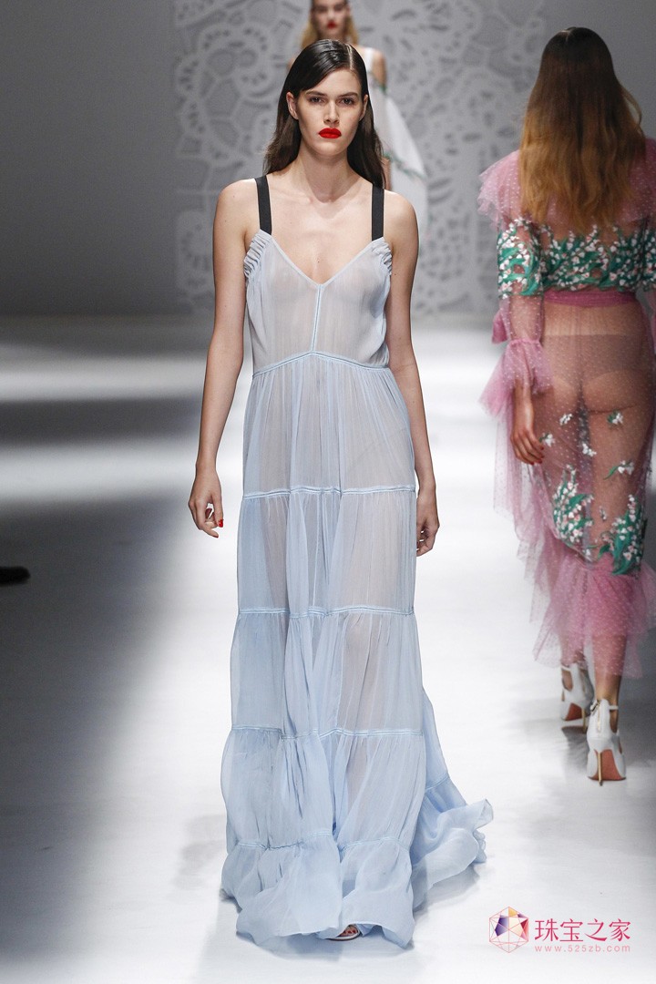 嫵媚性感，Blumarine 2018春夏系列時裝秀