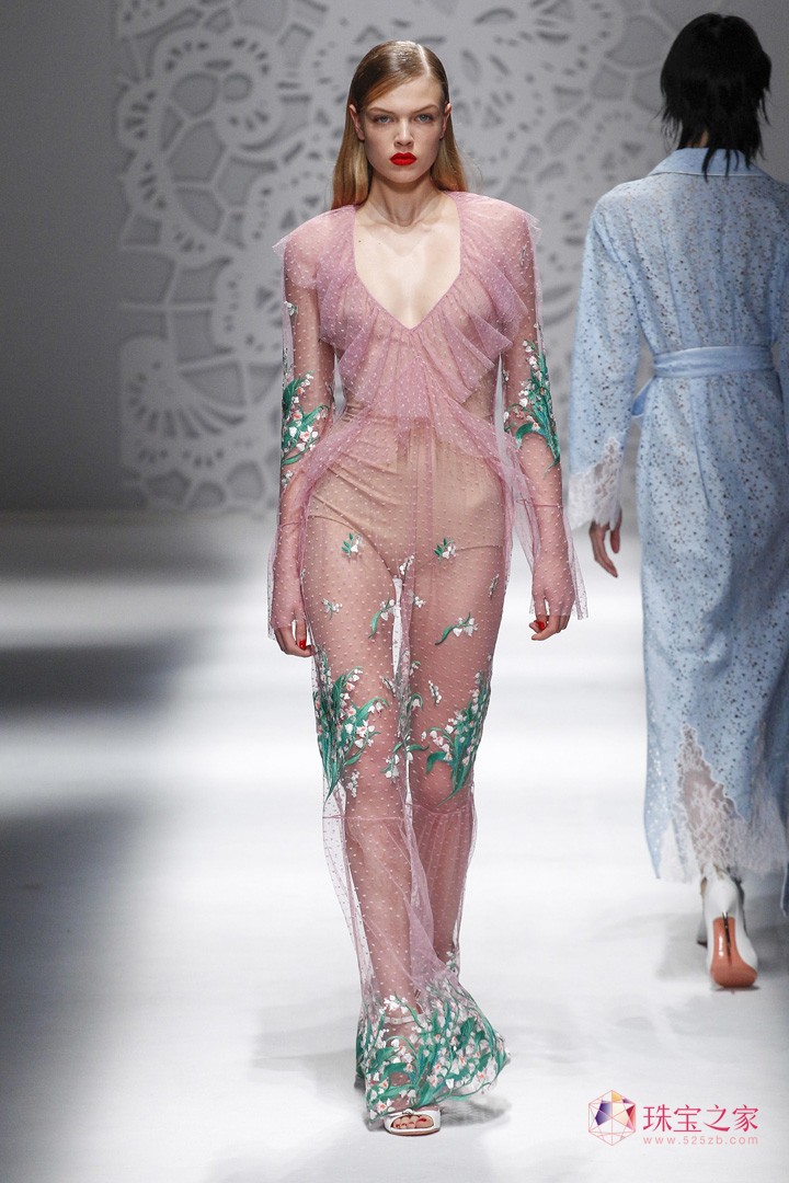 嫵媚性感，Blumarine 2018春夏系列時裝秀