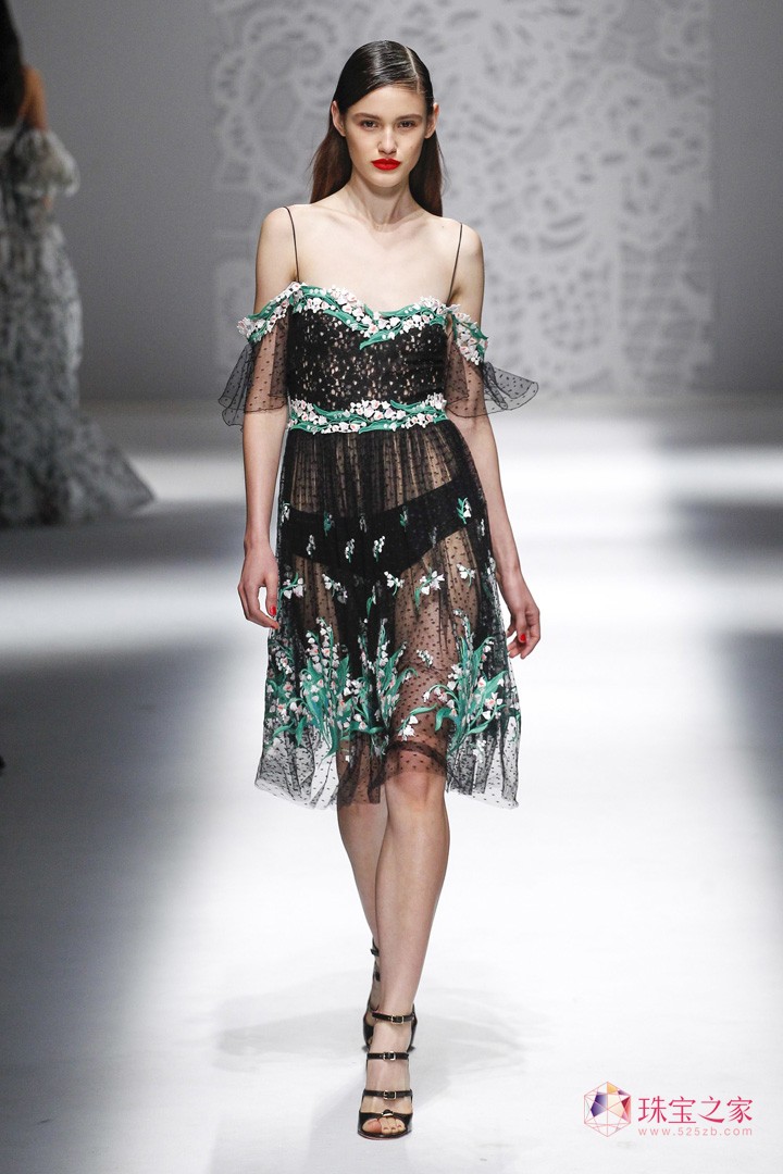嫵媚性感，Blumarine 2018春夏系列時裝秀