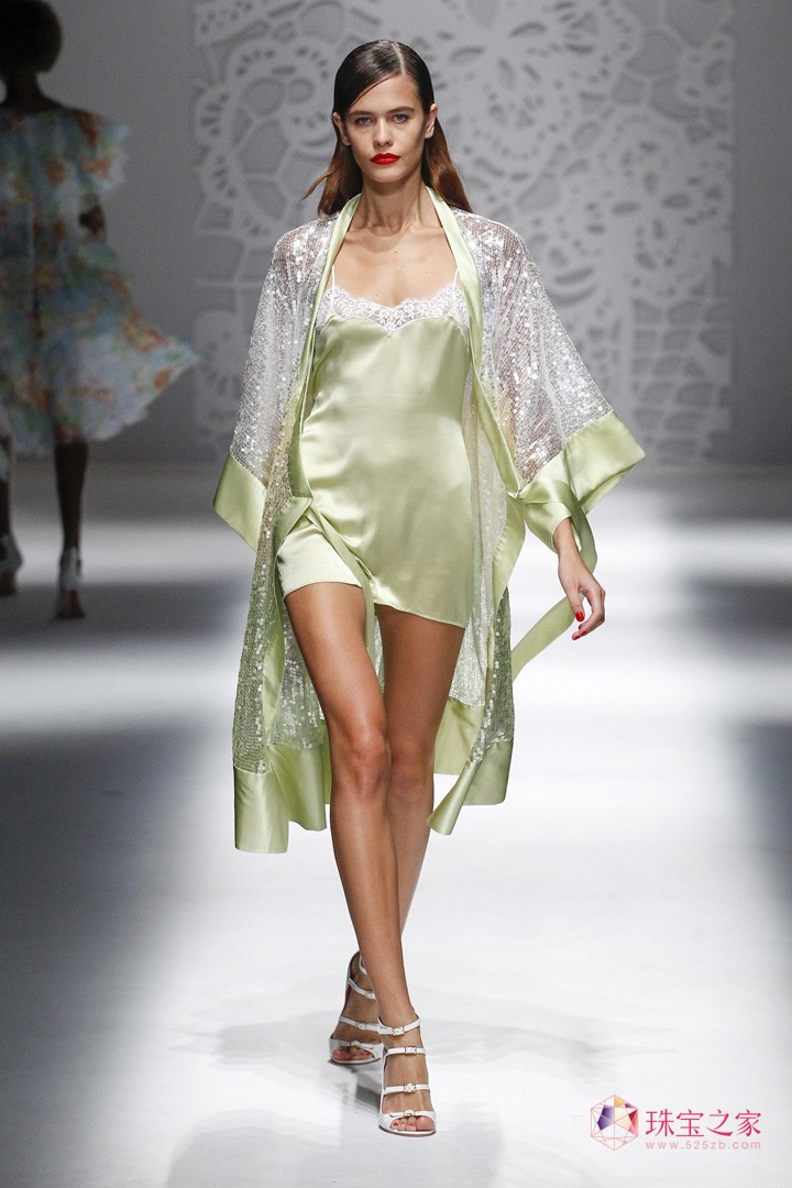 嫵媚性感，Blumarine 2018春夏系列時裝秀