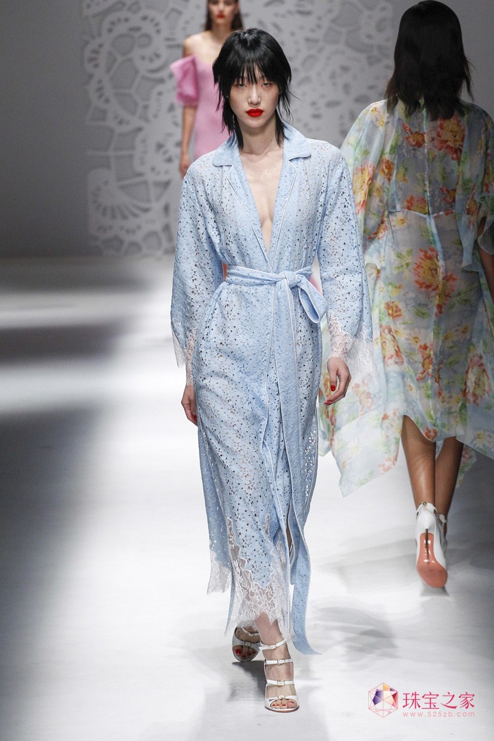 嫵媚性感，Blumarine 2018春夏系列時裝秀