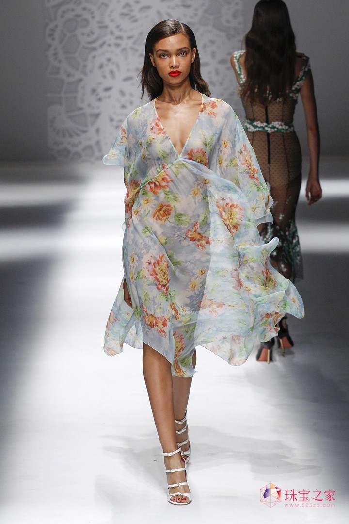 嫵媚性感，Blumarine 2018春夏系列時裝秀